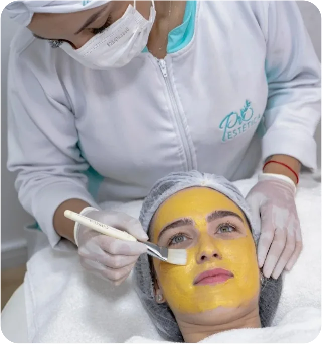 Máscara facial sendo aplicada em uma cliente