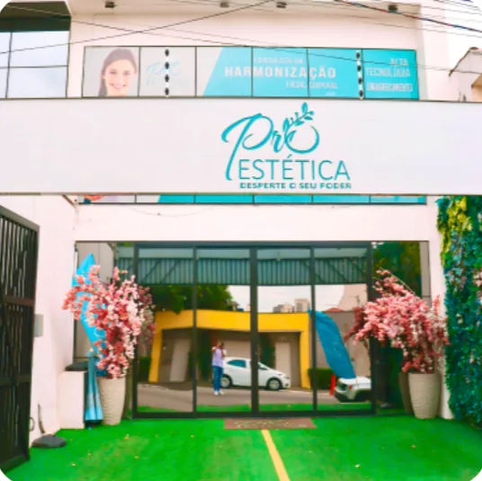 Fachada da unidade com toldo e grama sintética