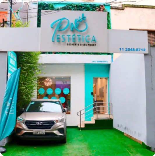 Fachada da unidade com garagem e letreiro